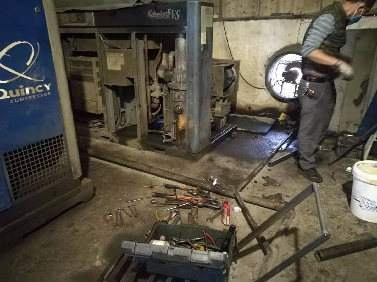 螺桿空壓機(jī)拆卸
